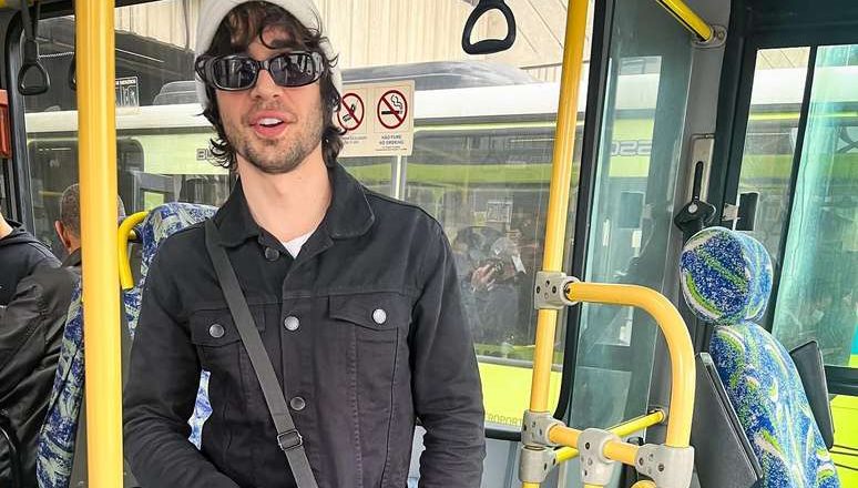 Aos 32 anos, Fiuk anda pela primeira vez de ônibus