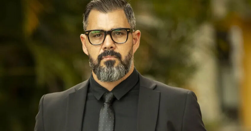 Juliano Cazarré gera controvérsia ao promover evento para ‘homens alfa’ e enfrenta reprovações de colegas da Globo