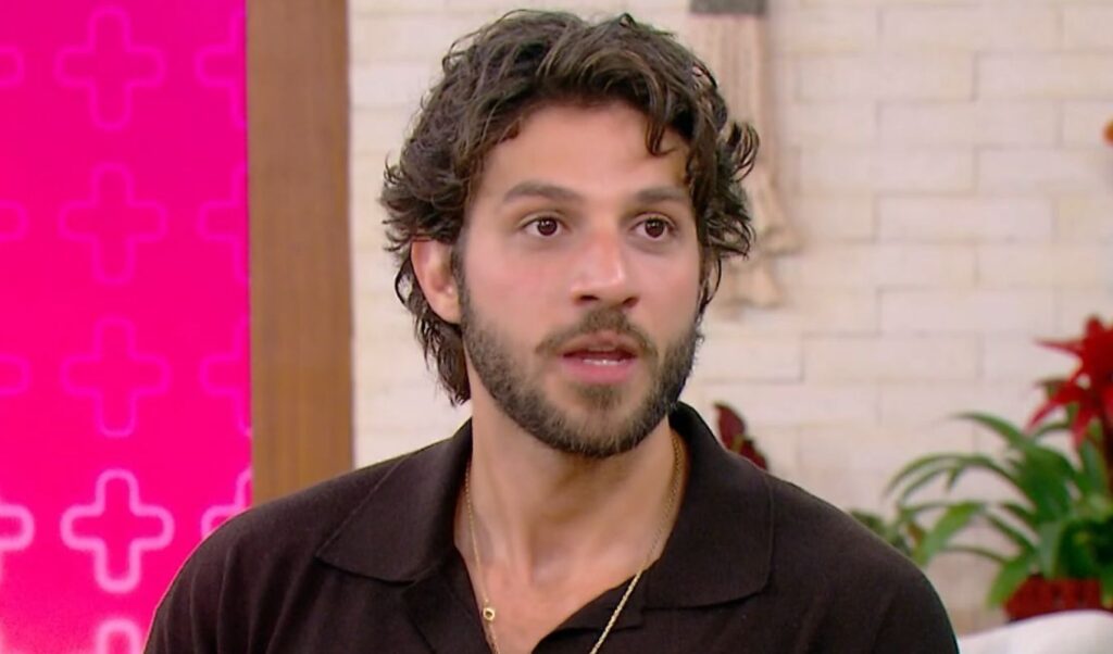 Chay Suede desabafa sobre sua relação com Rebelde e a Record após nova fase na Globo