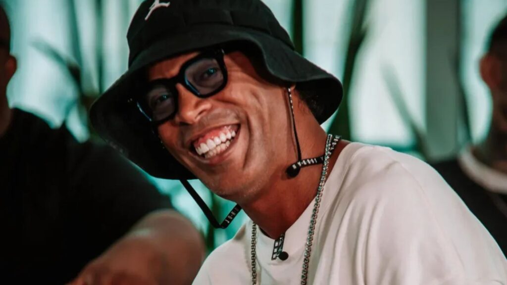 Ronaldinho Gaúcho, prestes a completar 50 anos, opta por residir em um requintado sítio no sul do Brasil