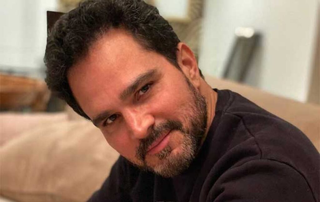 Irmão de Zezé Di Camargo, aos 53 anos, se entrega à música gospel e conquista mansão de alto padrão